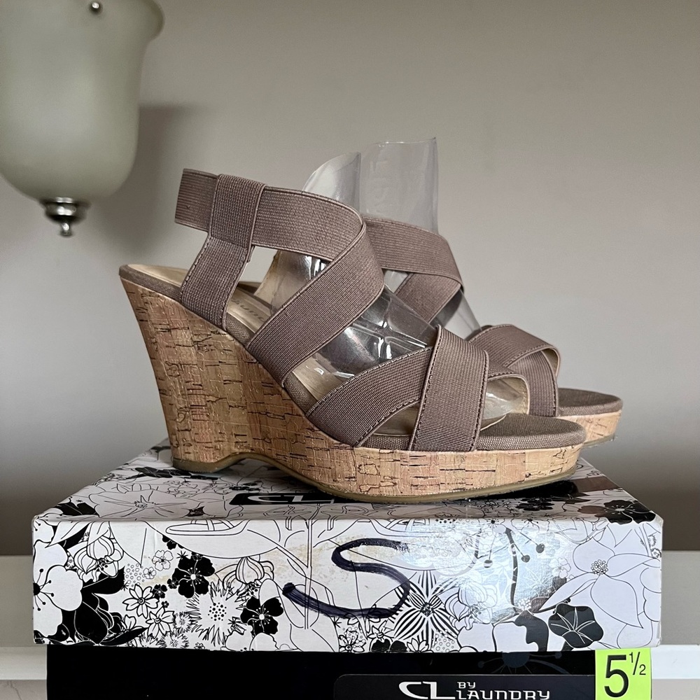 Size 5.5 women sandal